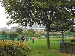 traumhafter Park vor dem Louvre in Paris