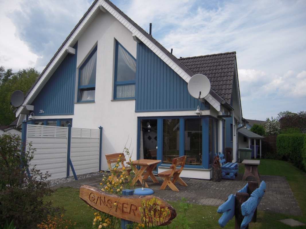 Hausansicht mit Terrasse vom Parkplatz